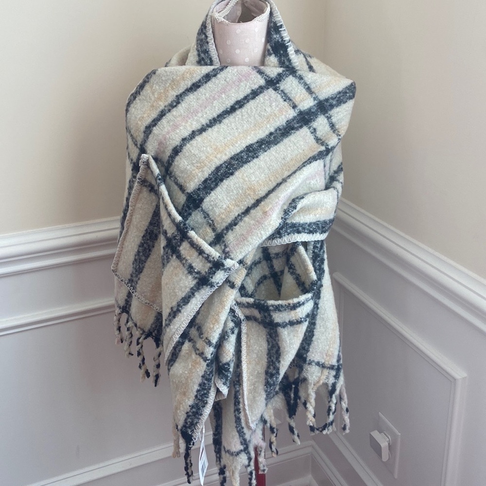 True Craft Wrap/w Pockets Sz OS NWT